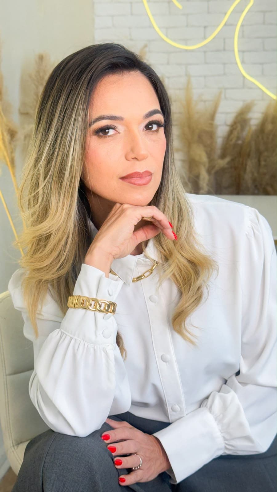 Queila Santiago em retrato profissional com blusa branca